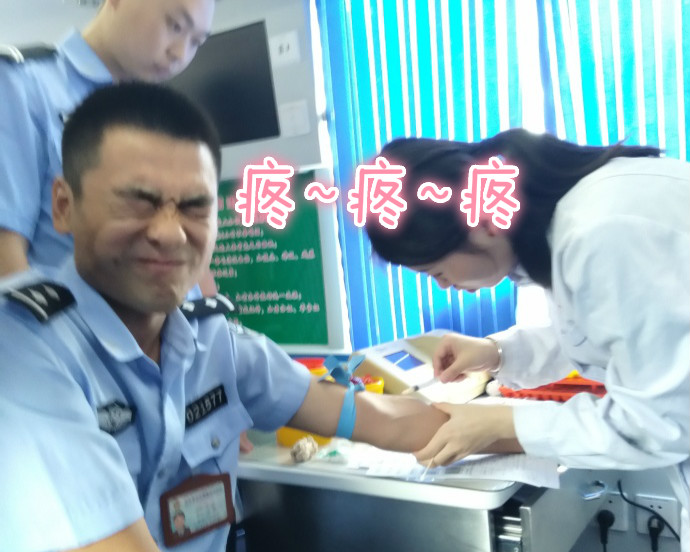 疼skr人！警察在移動(dòng)獻(xiàn)血車上的表情包亮了