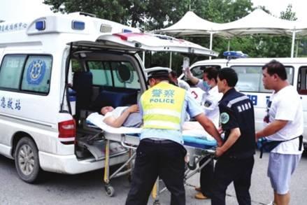 命懸一線牽動(dòng)人心，救護(hù)車臨危不亂治病救人_